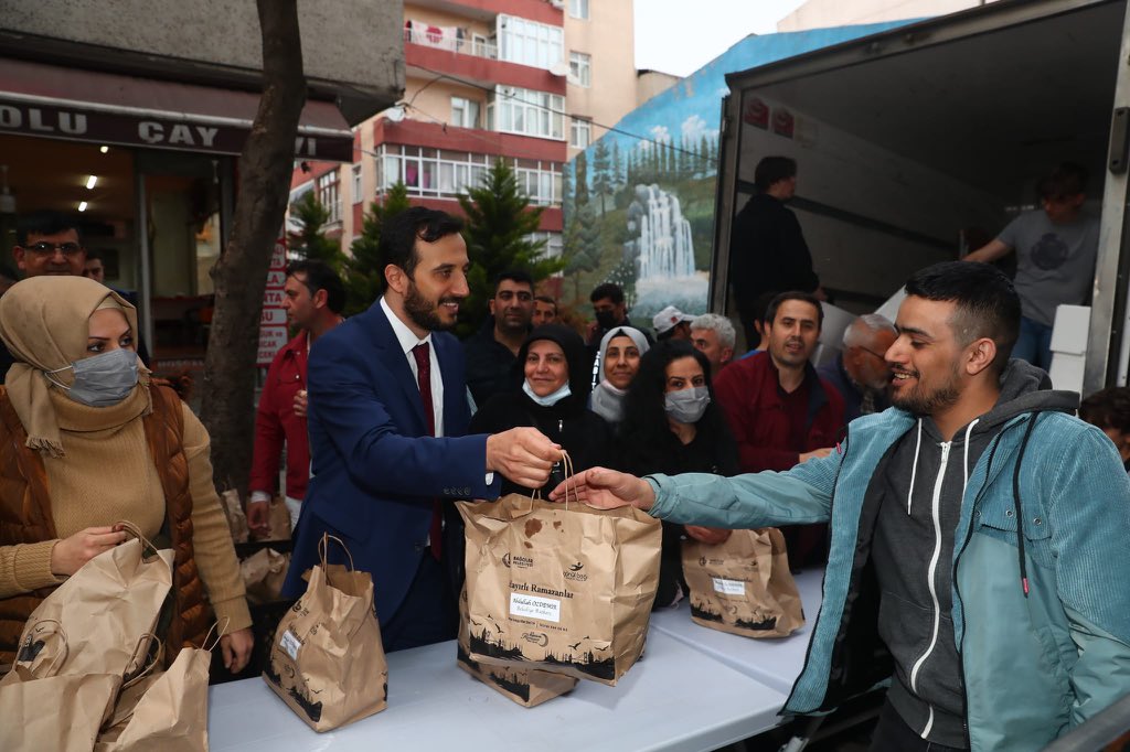 abdullahozdemir's tweet photo. Bu akşamki iftarlıklarımızı Bağcılar Meydan ve Yenigün Mahallemiz'de komşularımızla paylaştık. 

Sofralarımız bereketli, gönüllerimiz #Ramazan huzuruyla dolu olsun. 

#Hayırlıİftarlar https://t.co/My1UPPii8e