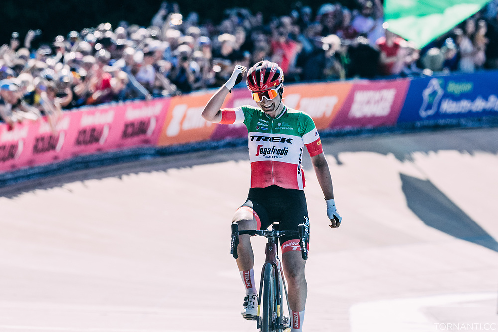 ciclismoliquido's tweet photo. «Per Elisa Longo Borghini la Roubaix è un sogno, ma anche un modo per lasciare il segno: 'Da domani avrò una targhetta sulle docce. E mi fa ridere, perché in mezzo a tutti quei campioni ci sarò io, che sono solo Elisa da Ornavasso.'»

👉 https://t.co/HkiJHLAlZP https://t.co/vPHzunJkRR