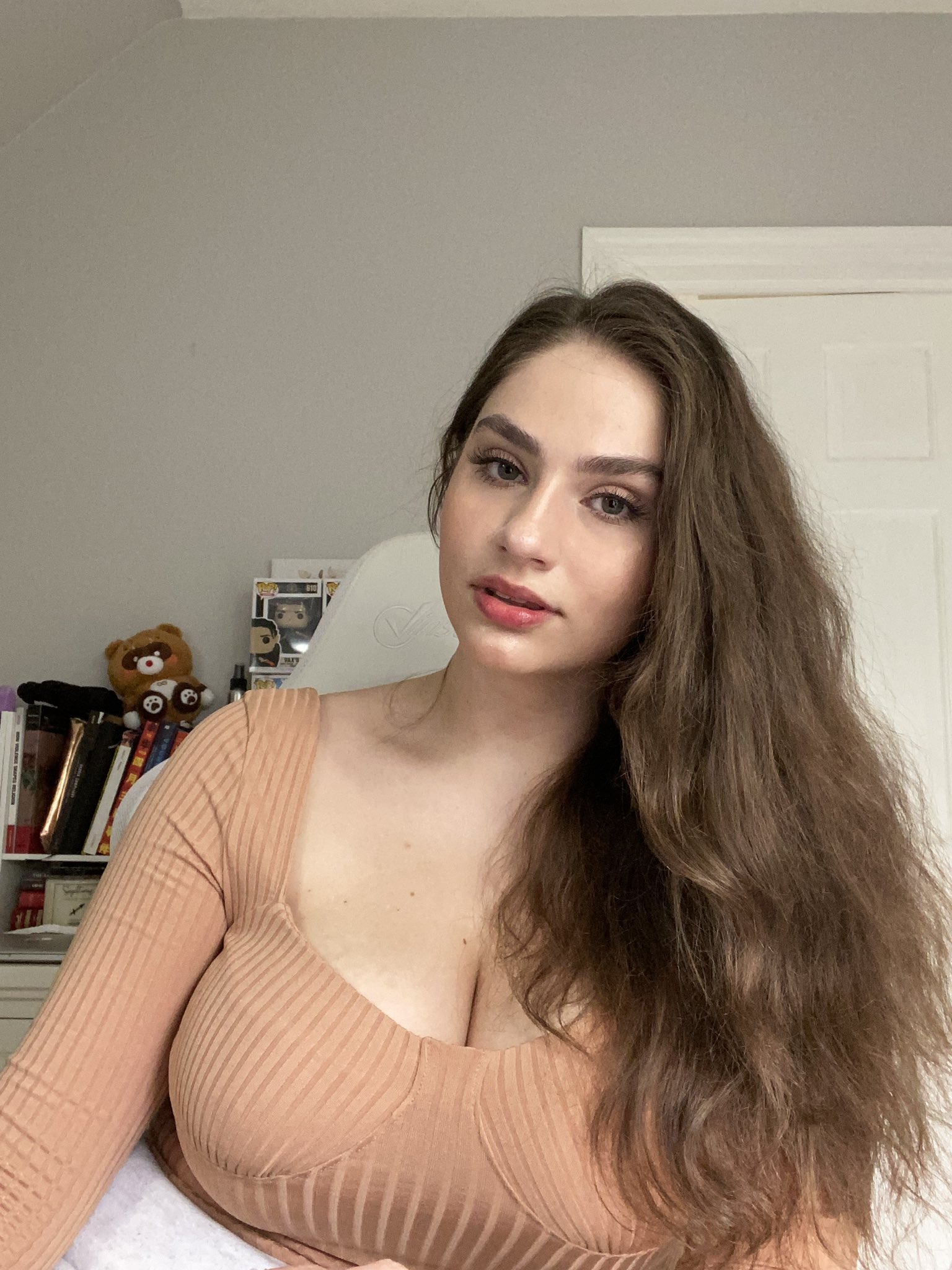 Elisabeth Marchini on X: Shoutout to the multiple people who said I was  wearing “nothing” in my last video when it was a tank top. I hope my collar  bone doesn't make