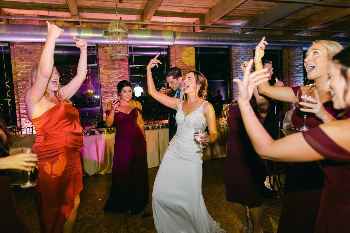CityViewLoft's tweet photo. Happy Saturday! Who's hitting the dance floor tonight?
๐ธ Daniela Cardili Photography
#cityviewloft #chicagoeventvenue #chicagoweddings #weddingreception #ChicagoEvents #weddingforward https://t.co/MoI9C2T54I