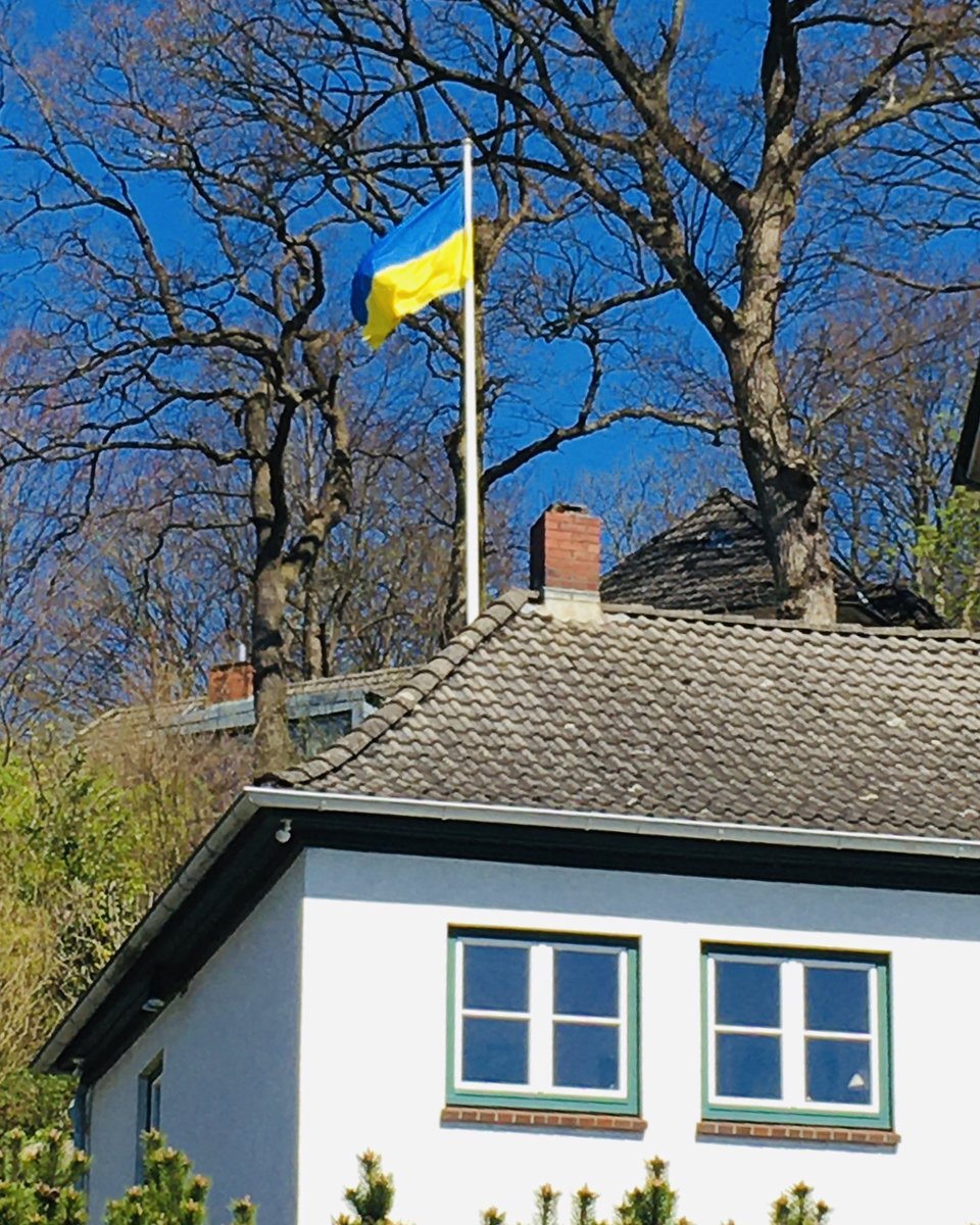 Sibilcita's tweet photo. Hamburg-Blankenese, Strandweg today 11h59, high noon.
#riverelbe https://t.co/bVb8cueOSk
