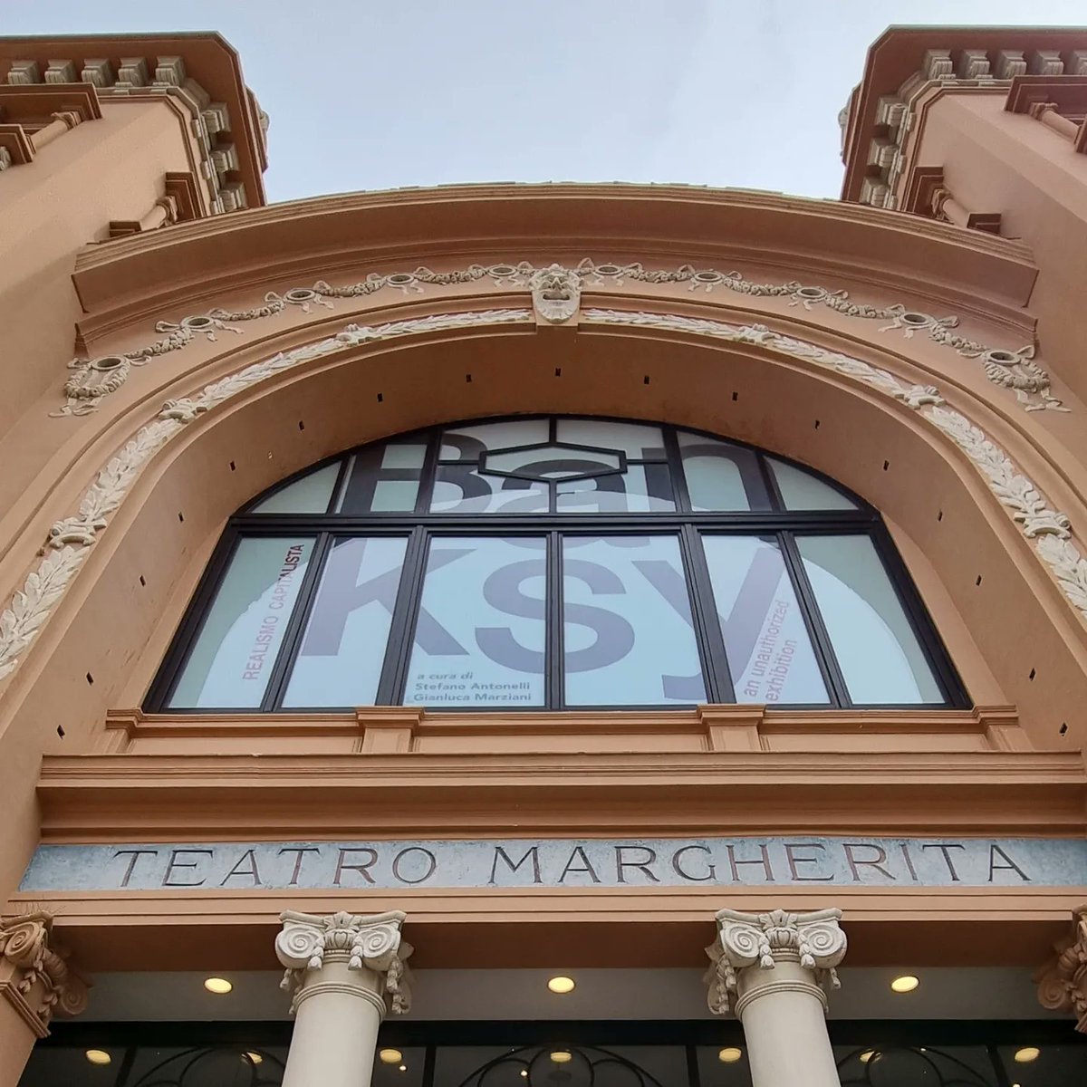 kimba878's tweet photo. “L'arte che guardiamo è fatta da solo pochi eletti. Un piccolo gruppo crea, promuove, acquista, mostra e decide il successo dell'Arte.” #bansky 
#Bari #teatromargherita https://t.co/6XlzPUxcEo