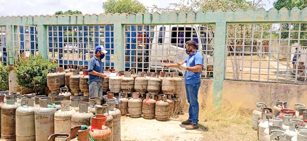 DiGasGuarico's tweet photo. Hoy #sábadodegloria, seguimos dando respuesta al pueblo Infantino con la recarga de gas doméstico, gracias a la fuerza trabajadora de @DiGasGuarico, Pdvsa @gas_comunal y el revolucionario de @Gob_Guarico desde la planta Leonardo ElNegro Infante.

@josemvasquez @CarylBertho https://t.co/ZU4PwVtIIF