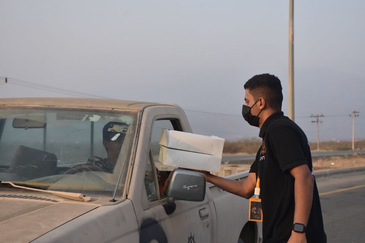 JaradyahTeam's tweet photo. قام #فريق_الجرادية_التطوعي بعمل مبادرة الإفطار السنوي لـ #الجنود_المرابطين على #الحد_الجنوبي على نية أعضاء الفريق الذين انتقلوا إلى رحمة الله تعالى : محمد علي عواجي قهار ، محمد عبدالله عريشي رحمهم الله تعالى
#جنودنا_البواسل
#رمضان
#صامطة https://t.co/VzNiiGXpK8