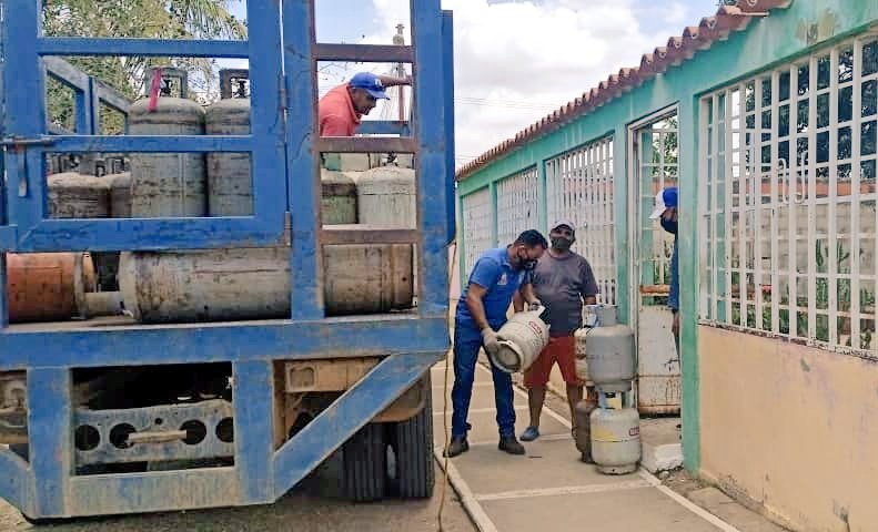DiGasGuarico's tweet photo. Hoy #sábadodegloria, seguimos dando respuesta al pueblo Infantino con la recarga de gas doméstico, gracias a la fuerza trabajadora de @DiGasGuarico, Pdvsa @gas_comunal y el revolucionario de @Gob_Guarico desde la planta Leonardo ElNegro Infante.

@josemvasquez @CarylBertho https://t.co/ZU4PwVtIIF