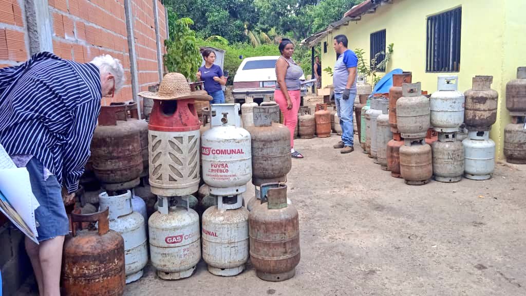 DiGasGuarico's tweet photo. Hoy #sábadodegloria, seguimos dando respuesta al pueblo Infantino con la recarga de gas doméstico, gracias a la fuerza trabajadora de @DiGasGuarico, Pdvsa @gas_comunal y el revolucionario de @Gob_Guarico desde la planta Leonardo ElNegro Infante.

@josemvasquez @CarylBertho https://t.co/ZU4PwVtIIF