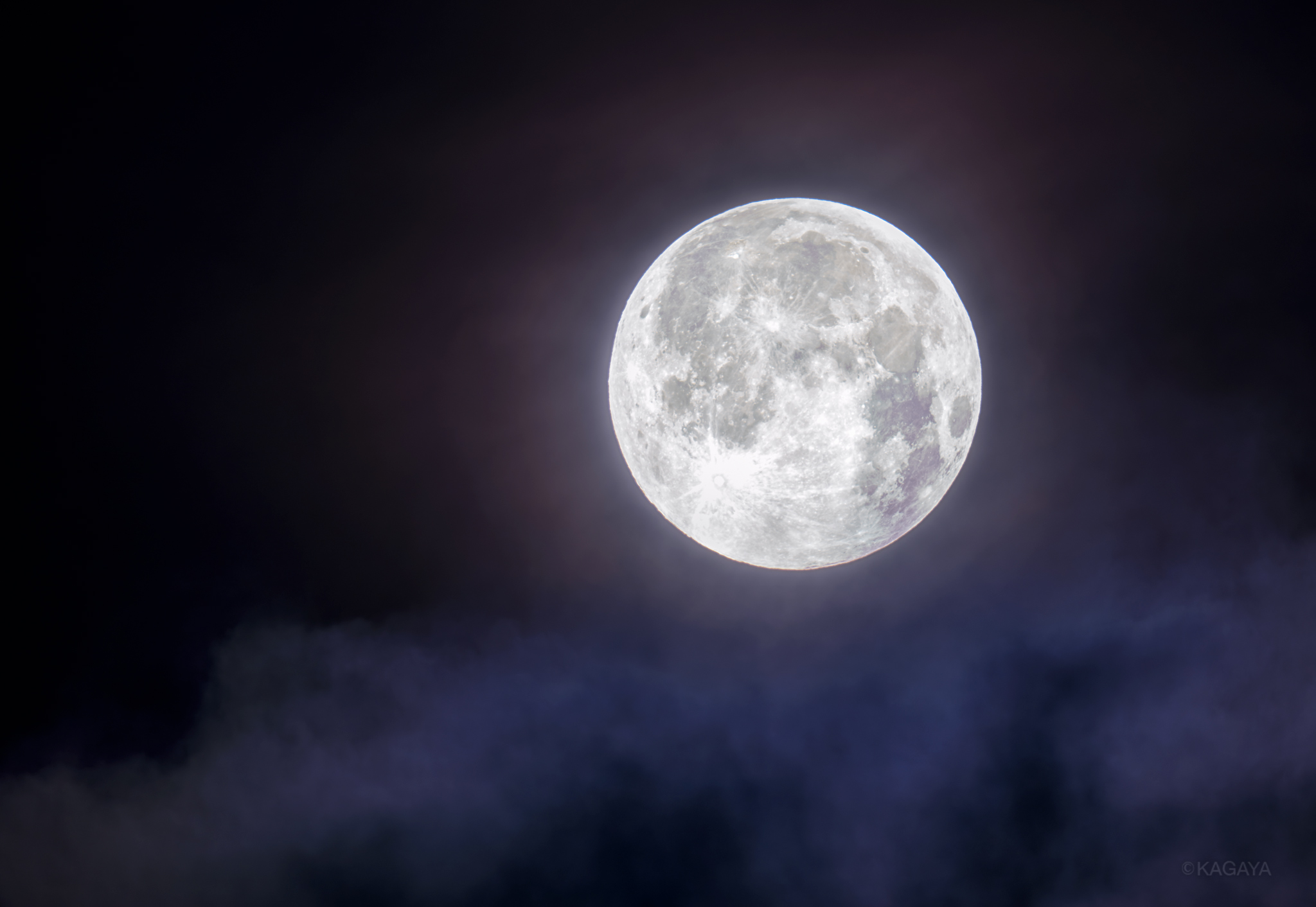 Kagaya 先ほど ほぼ満月の瞬間に撮影した月です このあとすぐ雲の中に潜って見えなくなりました T Co 9gjzxv09a7 Twitter