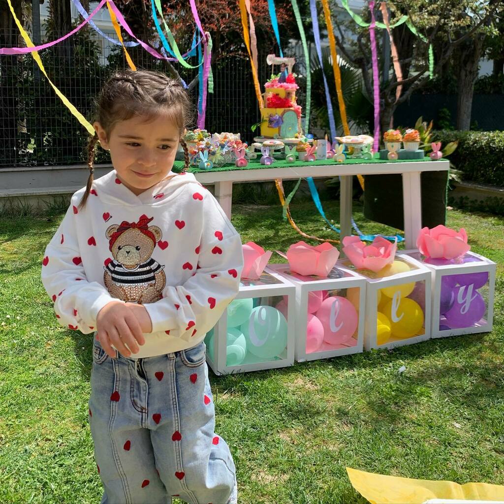parnanzio's tweet photo. Happy birthday piccola sognatrice di unicorni!

#OM https://t.co/gx05wZYp5E https://t.co/Ji2bua9EOI