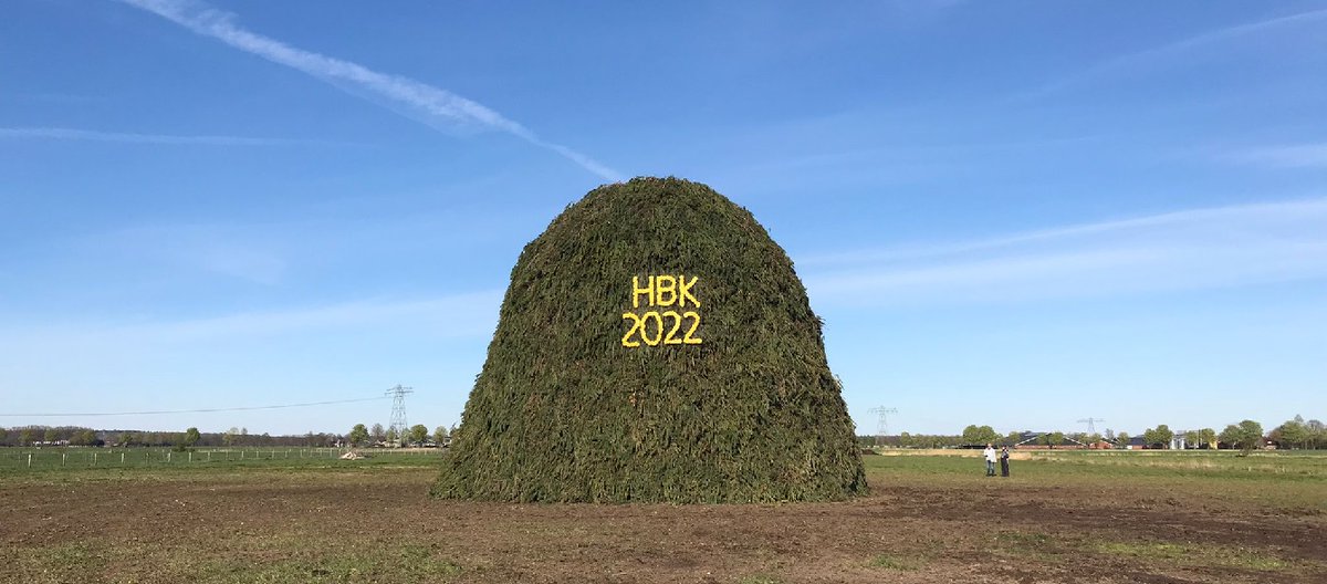 VisitRH's tweet photo. De Paasvurenstrijd is weer gestreden. De grootste #boake staat dit jaar in #Dijkerhoek. #boake #paasvuur #paasvurenstrijd #holten https://t.co/9WmcMaXyth https://t.co/hd5K6DRsUD