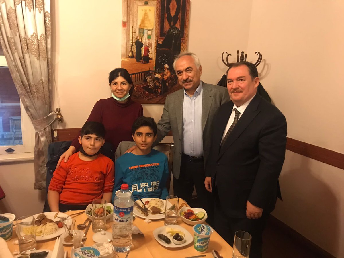 Bugün Ramazanı Şerifin 15. Günü. Dünya Yetimler Günü. Yetimleri ve onları yetim bırakan aç gözlü emperyalistleri hatırlama günü. Eyüp İlçe Kaymakamlığının düzenlediği iftarda yetim çocuklarımızla beraber olduk..