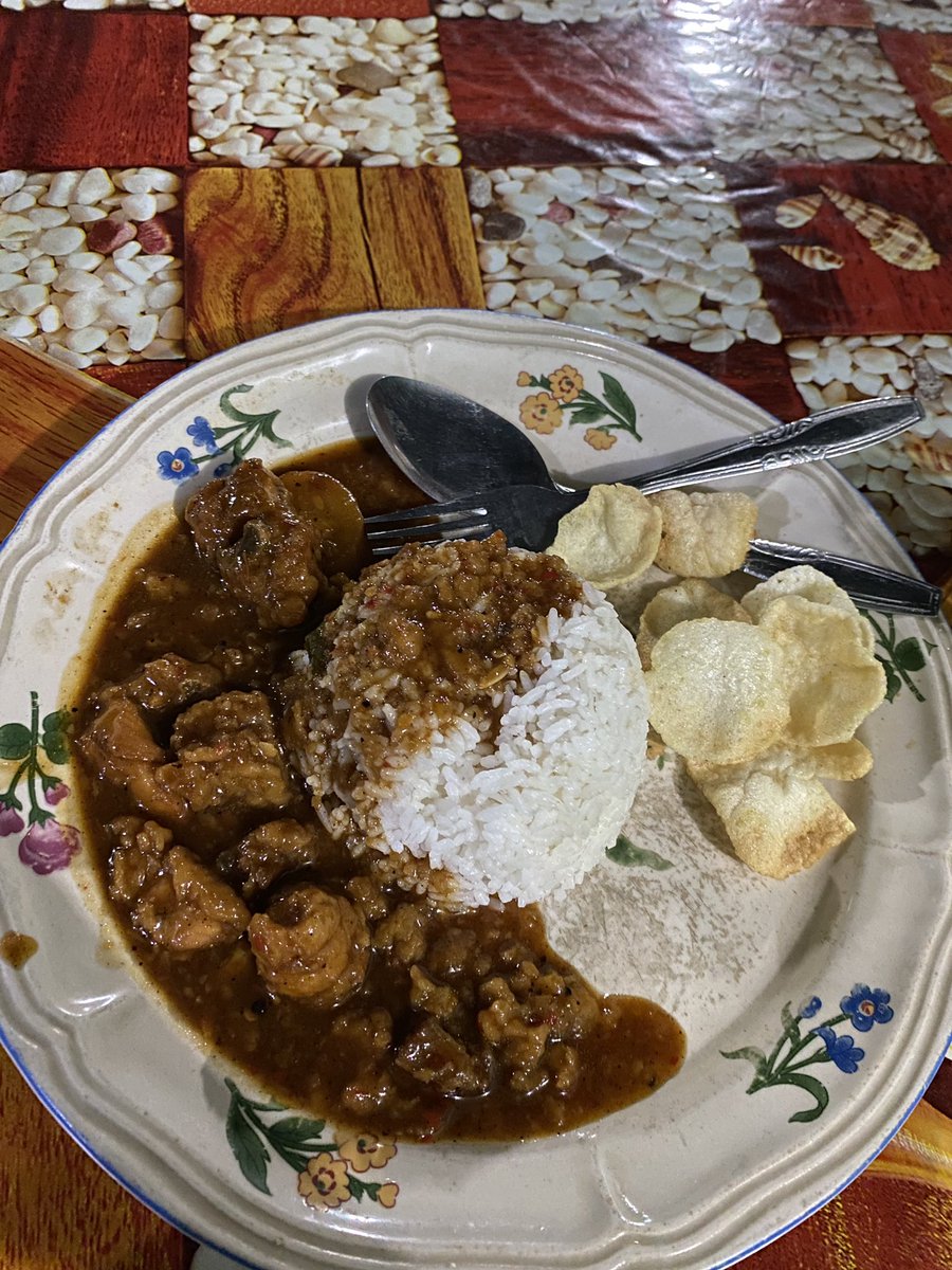Denovaan's tweet photo. Hidden Gem. Nasi Ayam Lada Hitam. 10k🙂 https://t.co/Xq0F4wglyX