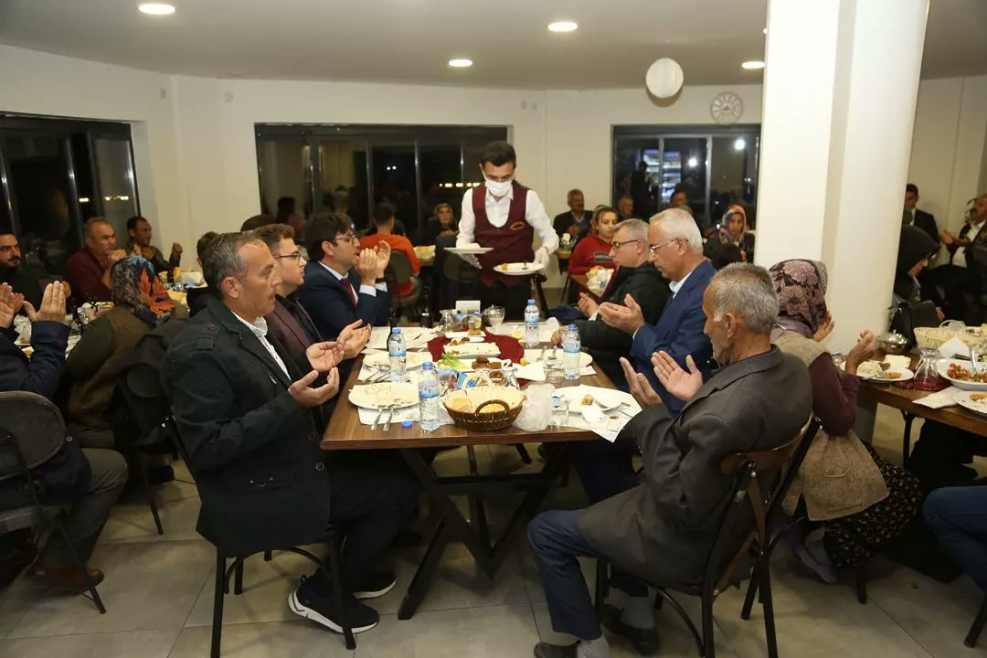 TCHalkapinr's tweet photo. Kaymakamlığımız ev sahipliğinde vatandaşlarımızın geniş katılımıyla ilçemizde iftar programı düzenlendi. https://t.co/IaqVdHeviC