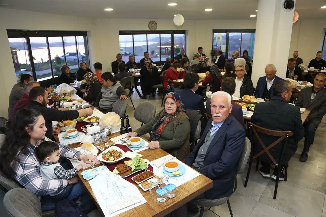 TCHalkapinr's tweet photo. Kaymakamlığımız ev sahipliğinde vatandaşlarımızın geniş katılımıyla ilçemizde iftar programı düzenlendi. https://t.co/IaqVdHeviC