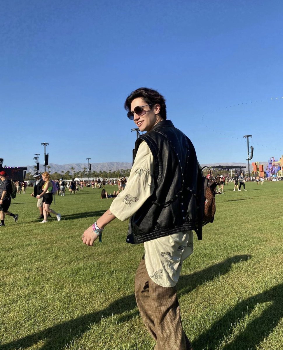 teehee1719's tweet photo. coachella day 1 :) https://t.co/i7bqFnlSCT