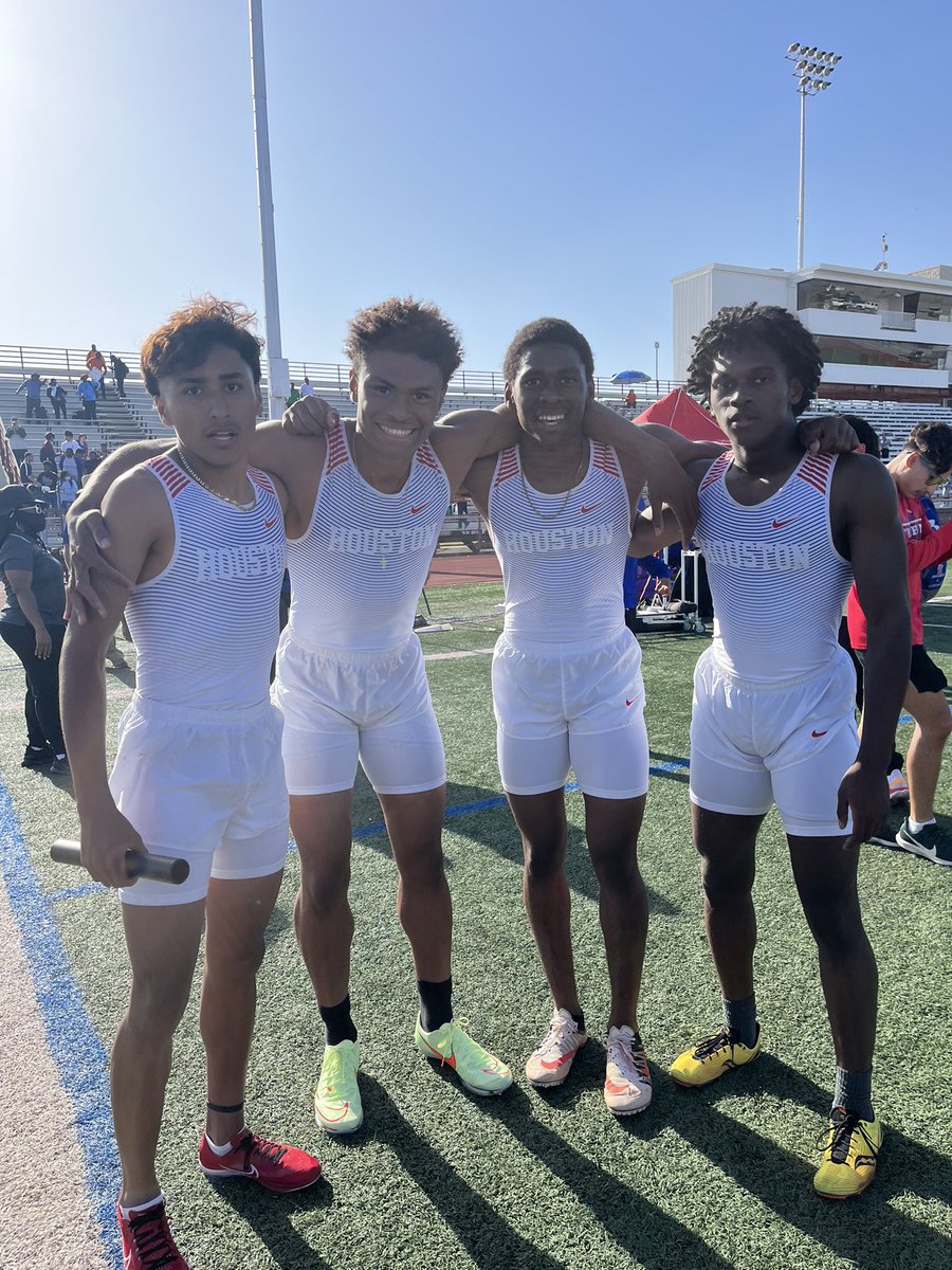 RachelleW1908's tweet photo. @samTracklife 
Day 2 District 8-6A Area Qualifiers 
Congratulations to our varsity boys 4X400 for a 3rd place finish!🥉4th leg, Jeremiah, took us from 5th to 3th just 15 minutes after qualifying for the mile!🔥
#SamSideSamPride🔴🔵
#EastSidePride
#SHHSTrackLife🏃‍♂️
#StateBound🏆 https://t.co/gHMYv01LxF