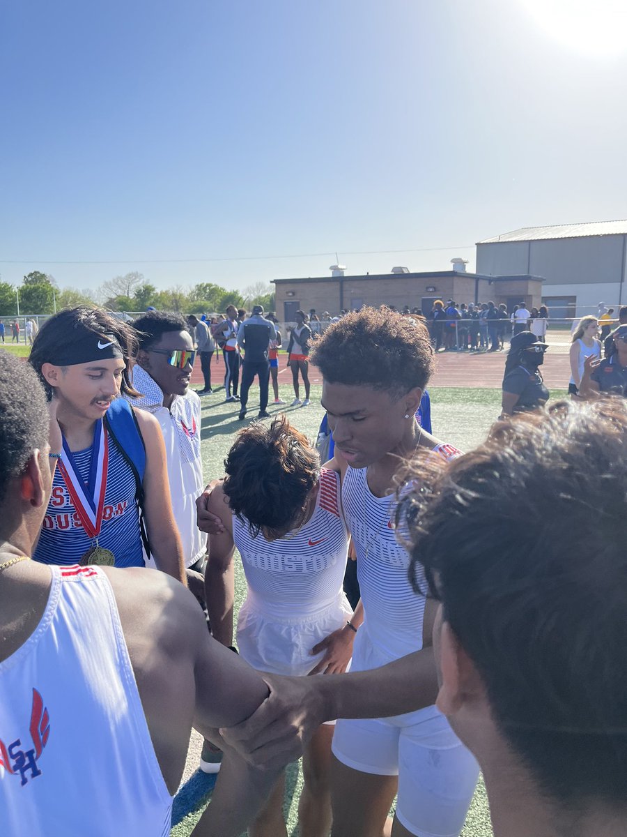RachelleW1908's tweet photo. @samTracklife 
Day 2 District 8-6A Area Qualifiers 
Congratulations to our varsity boys 4X400 for a 3rd place finish!🥉4th leg, Jeremiah, took us from 5th to 3th just 15 minutes after qualifying for the mile!🔥
#SamSideSamPride🔴🔵
#EastSidePride
#SHHSTrackLife🏃‍♂️
#StateBound🏆 https://t.co/gHMYv01LxF