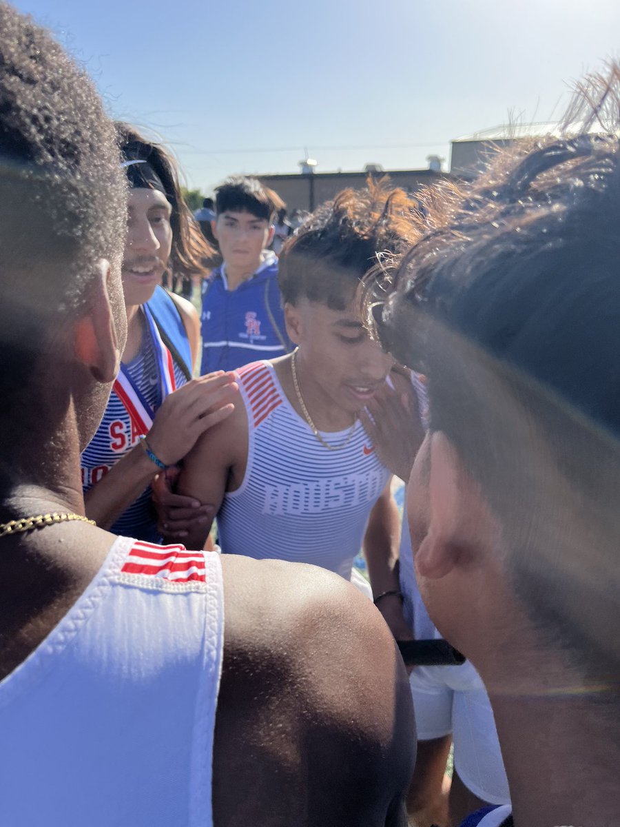 RachelleW1908's tweet photo. @samTracklife 
Day 2 District 8-6A Area Qualifiers 
Congratulations to our varsity boys 4X400 for a 3rd place finish!🥉4th leg, Jeremiah, took us from 5th to 3th just 15 minutes after qualifying for the mile!🔥
#SamSideSamPride🔴🔵
#EastSidePride
#SHHSTrackLife🏃‍♂️
#StateBound🏆 https://t.co/gHMYv01LxF