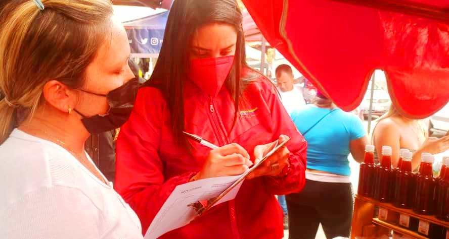 SENIAT_Oficial's tweet photo. Funcionarios de @SENIAT_CAGUA y @SENIAT_Victoria  adscritos a @SENIAT_CENTRAL, desplegados hoy sábado #16Abr, aplicando control fiscal a comerciantes de la Colonia Tovar, reconocido sitio turístico aragüeño.
#SENIATEconomíaNacional
#AbrilLealtadChavista https://t.co/iIi34FMizQ