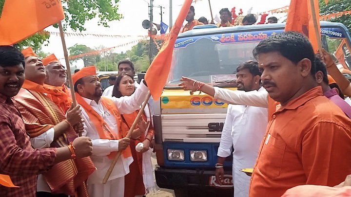 SayannaMLA's tweet photo. హనుమాన్ జయంతి సందర్భంగా
అన్నానగర్ చౌరస్తా లో గల వీర హనుమాన్ టెంపుల్ లో ఎమ్మెల్యే గౌరవ శ్రీ జి. సాయన్న గారు ముఖ్య అతిథులుగా విచ్చేసి స్వామి వారి గుడిలో పూజ కార్యక్రమం నిర్వహించి, అనంతరం వీర హనుమాన్ విజయ శోభాయాత్ర నిర్వహణకు రథం కదలికకు జెండా శ్రీ సాయన్న గారు ఊపి ర్యలి నిర్వహించారు. https://t.co/FbAV0NfaXB