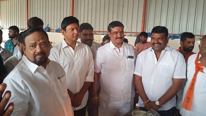 SayannaMLA's tweet photo. హనుమాన్ జయంతి సందర్భంగా
అన్నానగర్ చౌరస్తా లో గల వీర హనుమాన్ టెంపుల్ లో ఎమ్మెల్యే గౌరవ శ్రీ జి. సాయన్న గారు ముఖ్య అతిథులుగా విచ్చేసి స్వామి వారి గుడిలో పూజ కార్యక్రమం నిర్వహించి, అనంతరం వీర హనుమాన్ విజయ శోభాయాత్ర నిర్వహణకు రథం కదలికకు జెండా శ్రీ సాయన్న గారు ఊపి ర్యలి నిర్వహించారు. https://t.co/FbAV0NfaXB