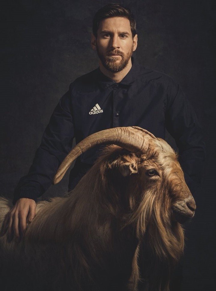 Jeanexe5's tweet photo. @2010MisterChip Messi no ha empleado ni un minuto de su tiempo para ser reconocido como el mejor? Deja de hablar mierda que a la prensa la tiene comprada. Messi es un exfutbolista hace 7 años y en este solo tiene 3 goles en la todo poderosa Farmer ligue y falló un penal en Champions https://t.co/tcwZ9iaXna