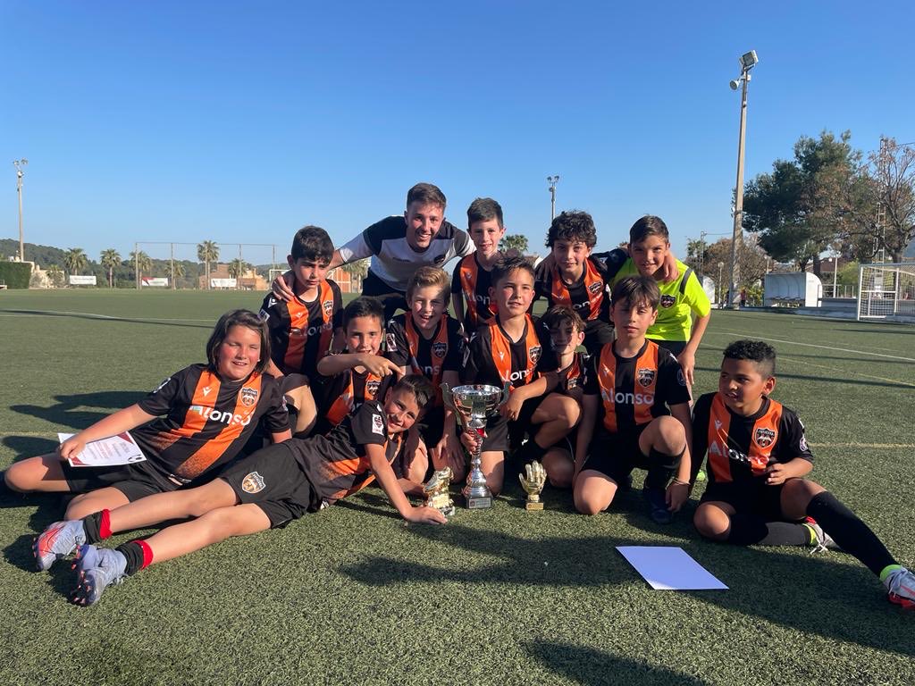 patacona_cf's tweet photo. Benjamín "C" Campeón torneo de Pascua "Estivella SBC Skincare".
Fase de grupos:
BC 3-0 At. Vallbonense
BC 6-0 C.F At. Gilet.
Cuartos:
BC 7-1 Estivella C.F.
Semifinales:
BC 2-1 UD Puzol.
Final:
BC 7-2 Biensa C.F

Mauro Bosch máximo goleador y Eric mejor portero.
🧡🖤🧡 https://t.co/ejxJmZfsED