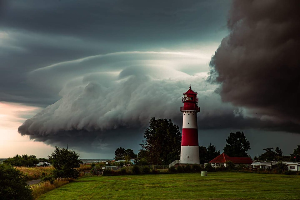 #STORMCHASING GROUP OF THE WEEK: Unwetter-Freaks 🇩🇪 Photo by Marius Block: Baltic #shelfcloud, taken on August 6, 2021. Support Unwetter-Freaks by purchasing one of their amazing photo or canvas prints: extremeweather.network/unwetterfreaks…