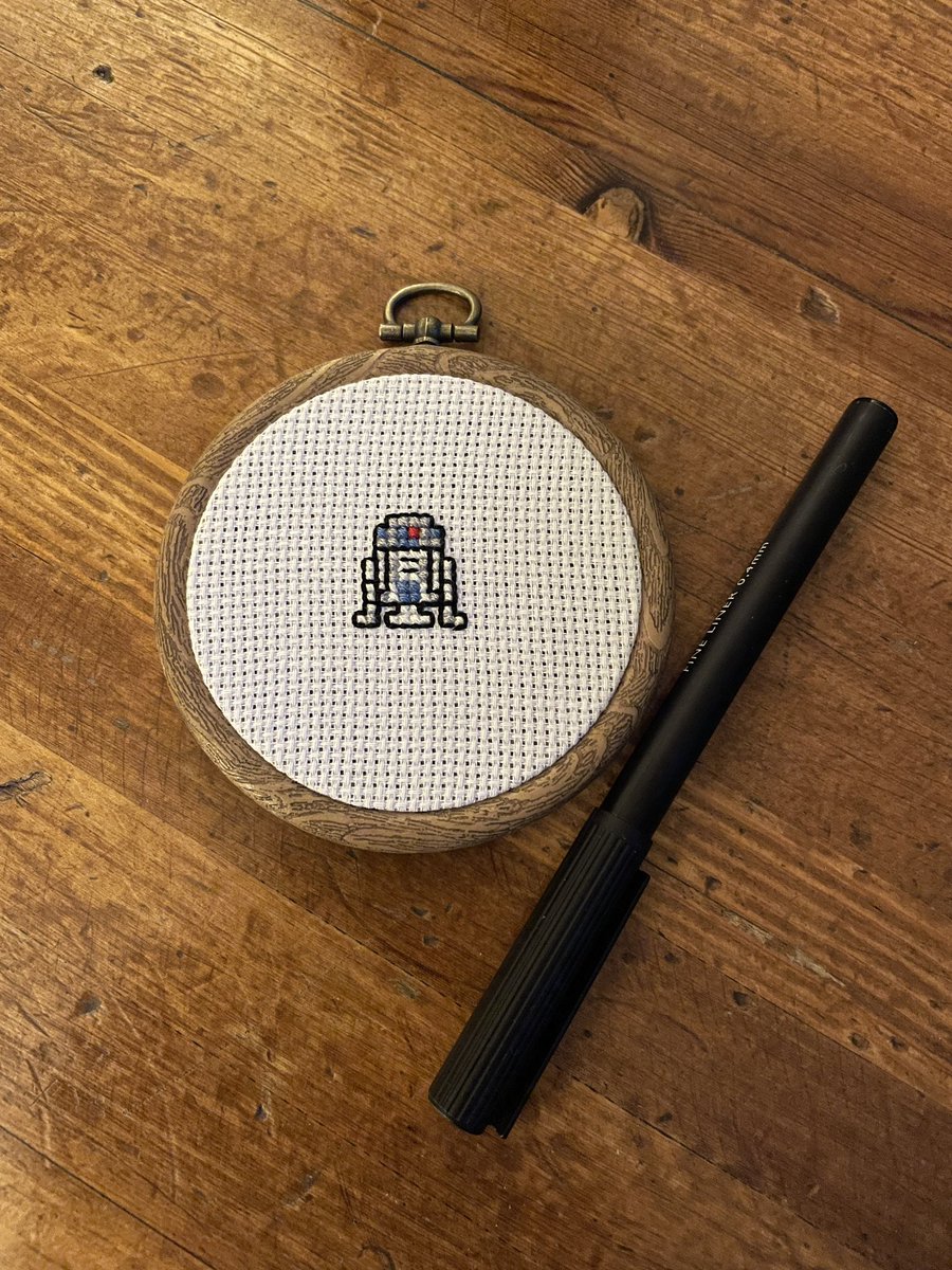 smolstitches's tweet photo. I just really love this tiny fella.  
#StarWars #R2D2 https://t.co/sbXMuTDV2b