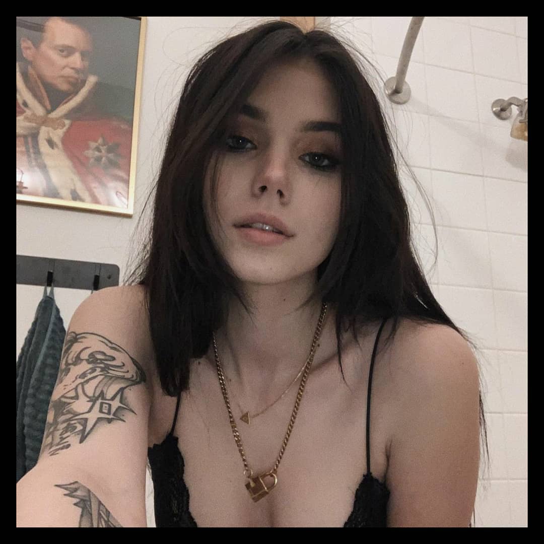 borderland_rpg's tweet photo. Ficha on 

• Nome: Hailey Abaddon
• Idade (+18): 19
• Pronomes: ela/dela
• Sexualidade: bi
• Habilidade: (será sorteada pela base)
• Conta: @haileyabaddon https://t.co/HgpQdvrnhJ