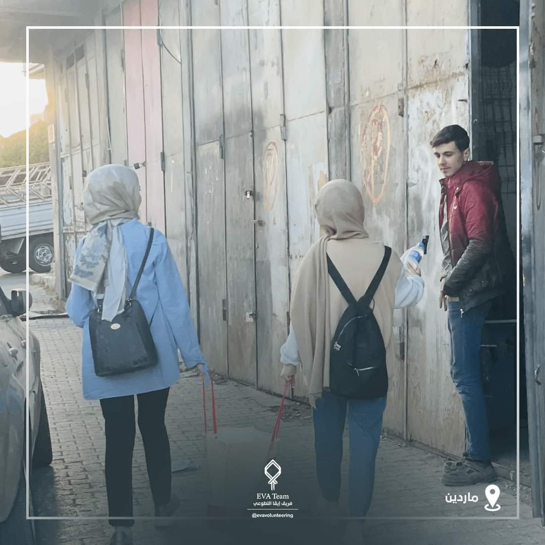 evavolunteering's tweet photo. بعض اللقطات من توزيع التمر والماء على الصائمين في #ماردين ضمن نشاطات حملة فوانيس الخير 3 
كل الحب والشكر للاشخاص الذين ساهموا في هذا النشاط ❤❤
#فريق_إيفا | #فريق_إيفا_التطوعي |#حملة_فوانيس_الخير
#Eva_Team | #Eva_Volunteering_Team https://t.co/NDjji3ywKJ