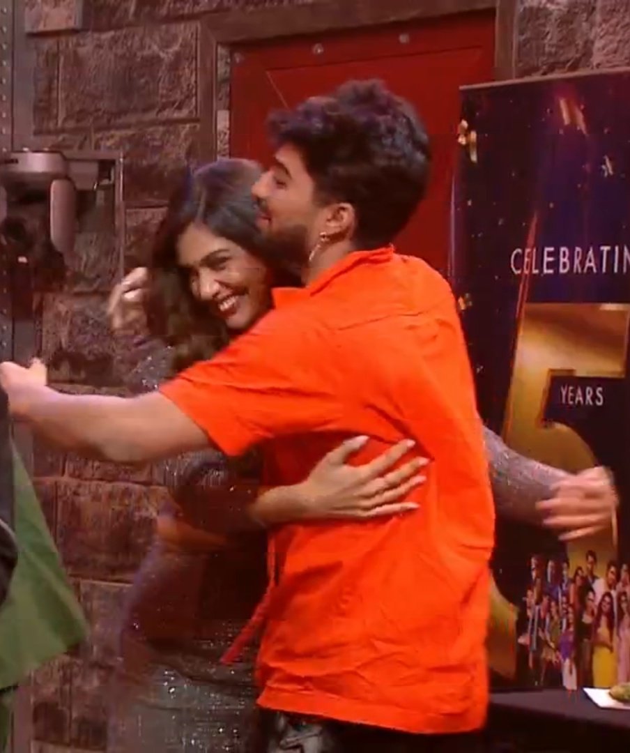 VD921999's tweet photo. #DiZee are back 💞 #connections #DivyaAgarwal #ZeeshanKhan https://t.co/TNsTNFFGWE