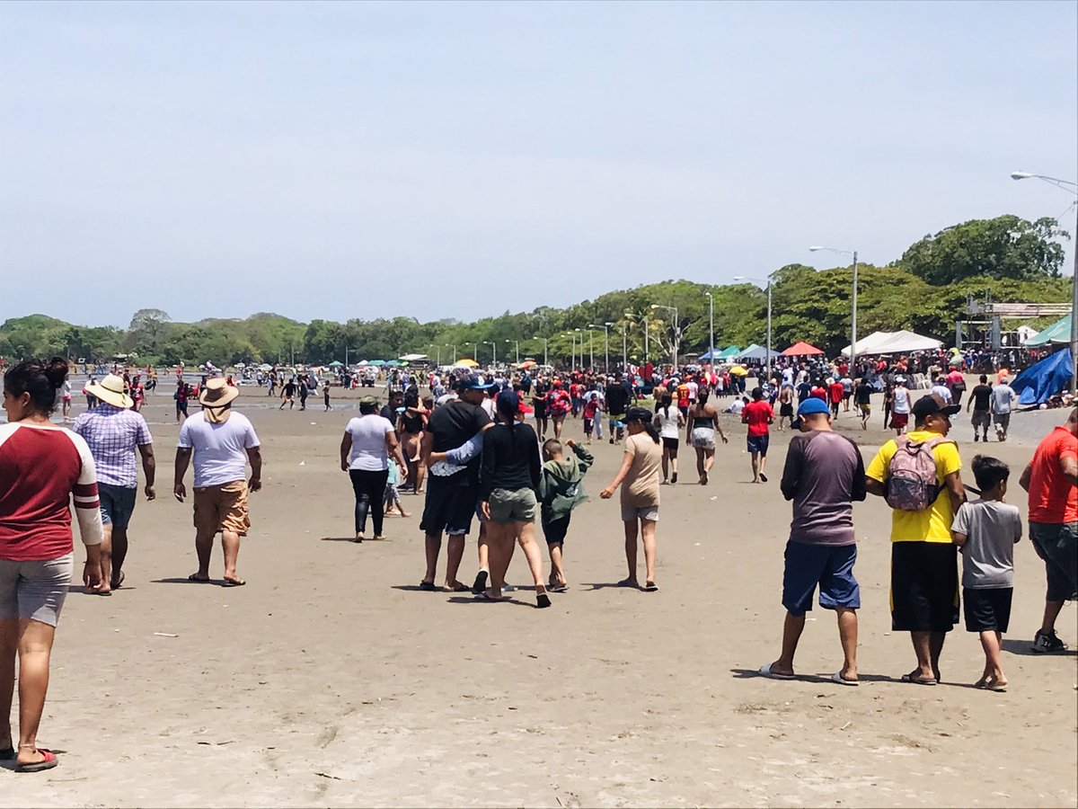 #GranadaNic ⛱ En un ambiente de paz y tranquilidad, nacionales y extranjeros disfrutan este Sábado de Gloria para refrescarse en las aguas de nuestro Lago Cocibolca.🌊🏖🩳

#VeranoAmorAlegria
#NicaraguaUnicaOriginal