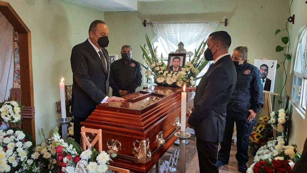 FiscaliaEdomex's tweet photo. "El cobarde asesinato de nuestro compañero Francisco Javier Cruz Mondragón, Q.E.P.D. no quedará impune, nos duele su partida" expresó José Luis Cervantes, Fiscal General a familiares y amigos de "Paco" tras rendirle una Guardia de Honor. https://t.co/g3V00IuKAL