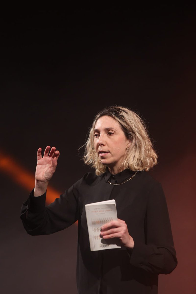 humorfigueres's tweet photo. Ha començat #HUMORDEMICRO amb @JuditMartinD que obre l’espectacle que reuneix al millor talent català. Ella que és la que domina el talent de la improvisació inicia la nit jugant a les pel·lícules amb un públic que ho està petant!
I dona pas a 👉 @massanagranaire https://t.co/2ldoOKPPRS