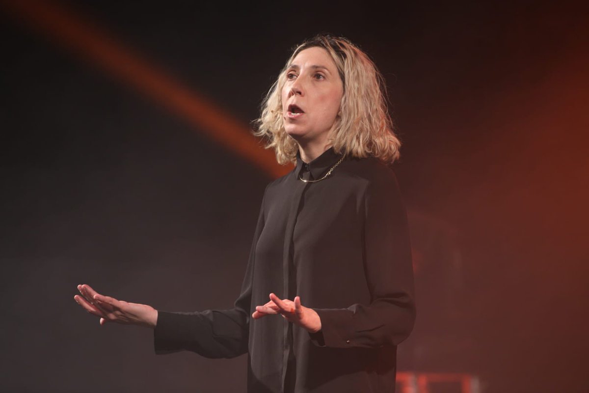 humorfigueres's tweet photo. Ha començat #HUMORDEMICRO amb @JuditMartinD que obre l’espectacle que reuneix al millor talent català. Ella que és la que domina el talent de la improvisació inicia la nit jugant a les pel·lícules amb un públic que ho està petant!
I dona pas a 👉 @massanagranaire https://t.co/2ldoOKPPRS