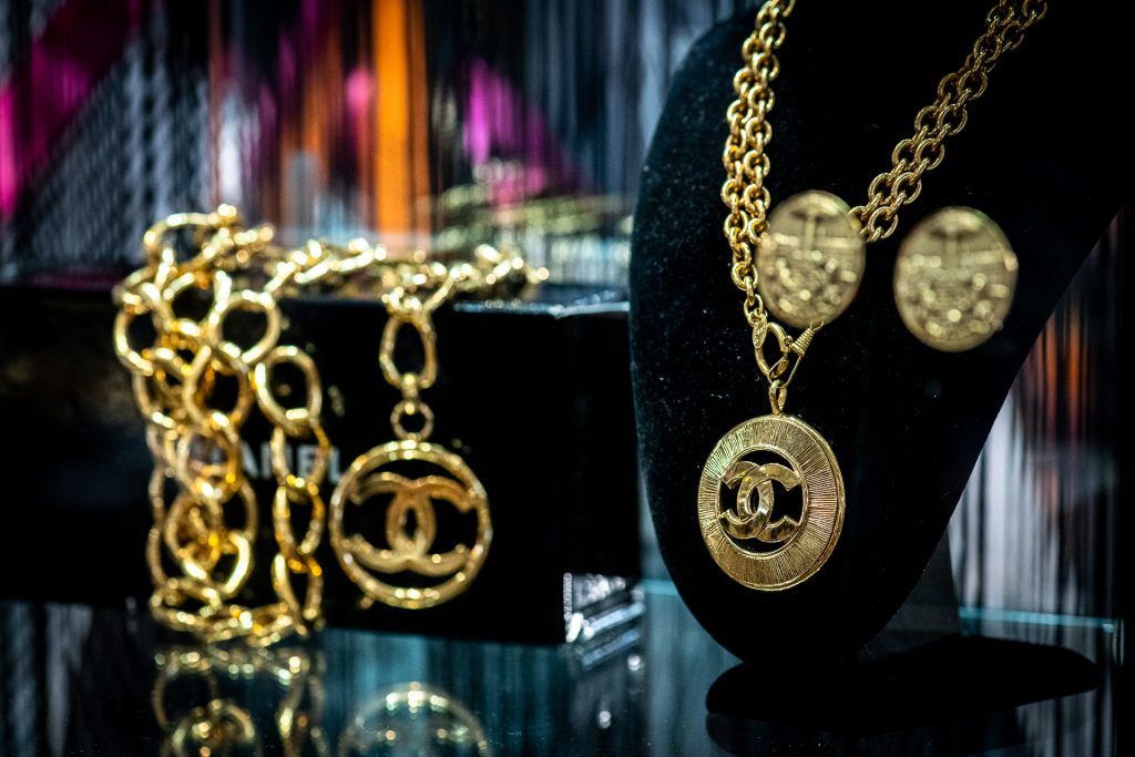 dvalentinadv's tweet photo. Conoscete Mercanteinfiera a Parma? La più nota fiera dell’antiquariato, vintage, arte e moda, alla ricerca del pezzo raro o degli accessori firmati vintage. Volete saperne di più? Leggete qui ➡️https://t.co/SdsiTttaEI ⬅️@mercantefiera https://t.co/boUIkEwKkg
