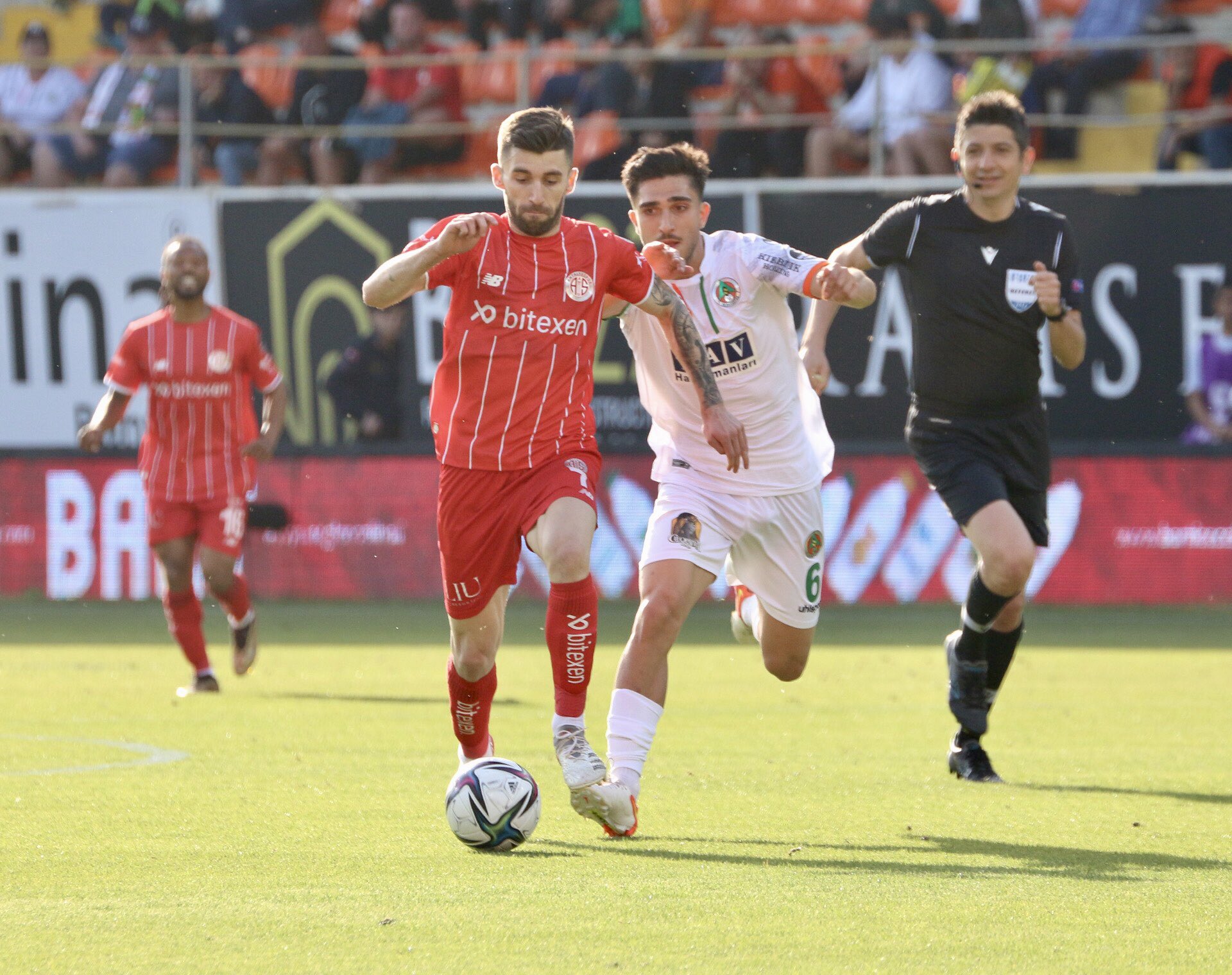 Alanyaspor-Antalyaspor maçından bir ikili mücadele