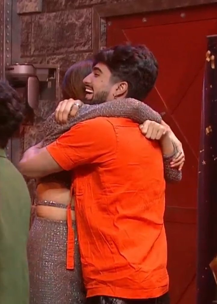 VD921999's tweet photo. They literally hugged eachother for a loooong tym 🥺💙💞 #Dizee #DivyaAgarwal #ZeeshanKhan https://t.co/smUPrhgifS