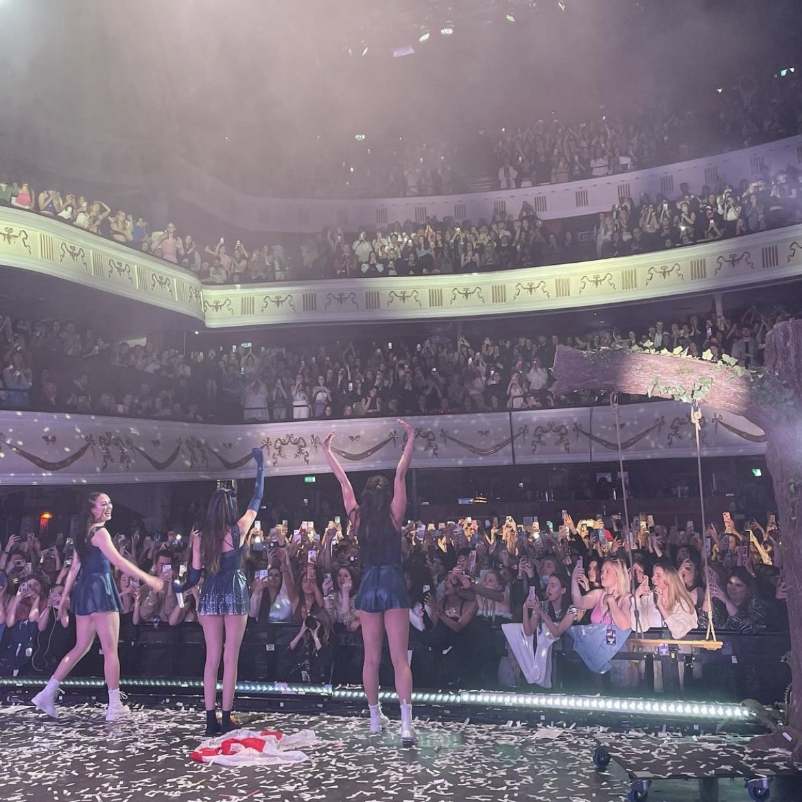 katysxdemi's tweet photo. IM ON MADISONS STORY IN A SPOTLIGHT SCREAMING 

#LSTLondon 
#LSTbirmingham https://t.co/bWvjC1yL9f