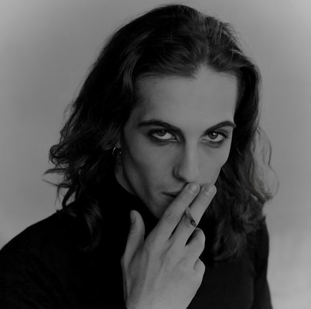 PADSIETEY's tweet image. ⠀⠀ ⠀ ⠀⠀❝ 𝘈 𝚌𝚘𝚠𝚊𝚛𝚍
             𝘥𝘪𝘦𝘴 𝘢 𝘩𝘶𝘯𝘥𝘳𝘦𝘥 𝘵𝘪𝘮𝘦𝘴. 
                 𝘈 𝚋𝚛𝚊𝚟𝚎 𝘮𝘢𝘯 
                 𝘥𝘪𝘦𝘴 𝘣𝘶𝘵 𝘰𝘯𝘤𝘦. ❞

           « 𝙎𝙄𝙍𝙄𝙐𝙎 𝙊𝙍𝙄𝙊𝙉 𝘽𝙇𝘼𝘾𝙆 »