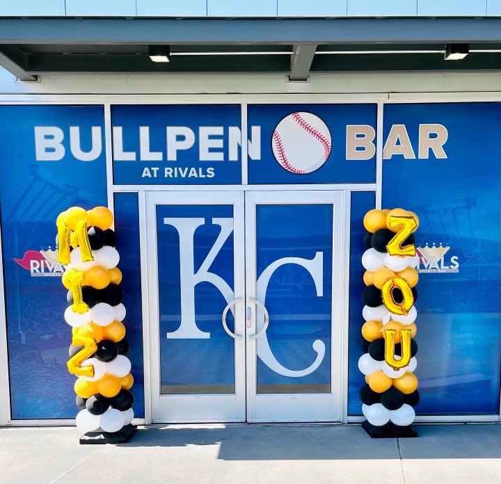 TheKFoods's tweet photo. #BorderShowdown at #TheK!

Rep your Black and Gold at #Rivals or your Crimson and Blue at #CraftAndDraft!

#TogetherRoyal https://t.co/38jASbL8gQ