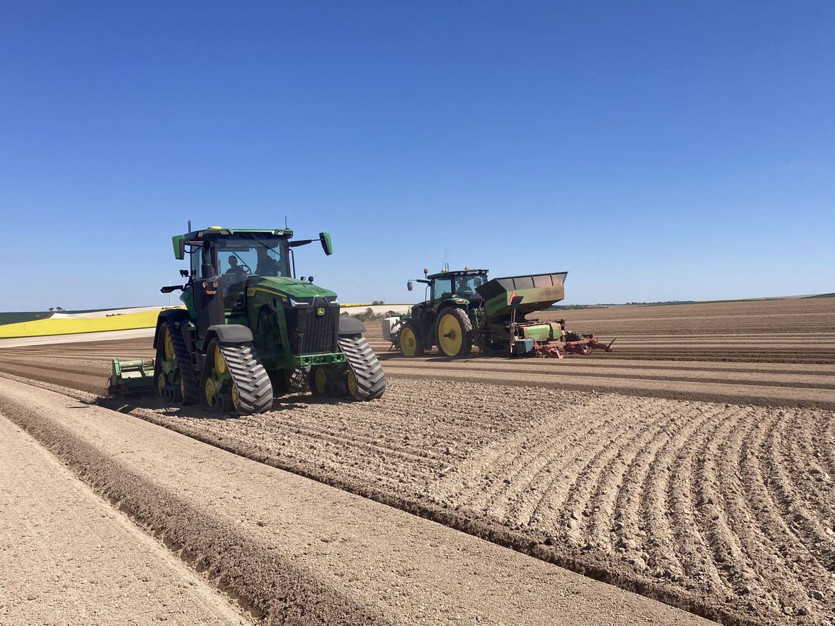 Plantation de pommes de terre 🥔 jour 3! 25 ha de planté! La planteuse 2 rangs suit confortablement la fraise 4 rangs… #johndeere #patate #damsdeerefarm #FrAgTw