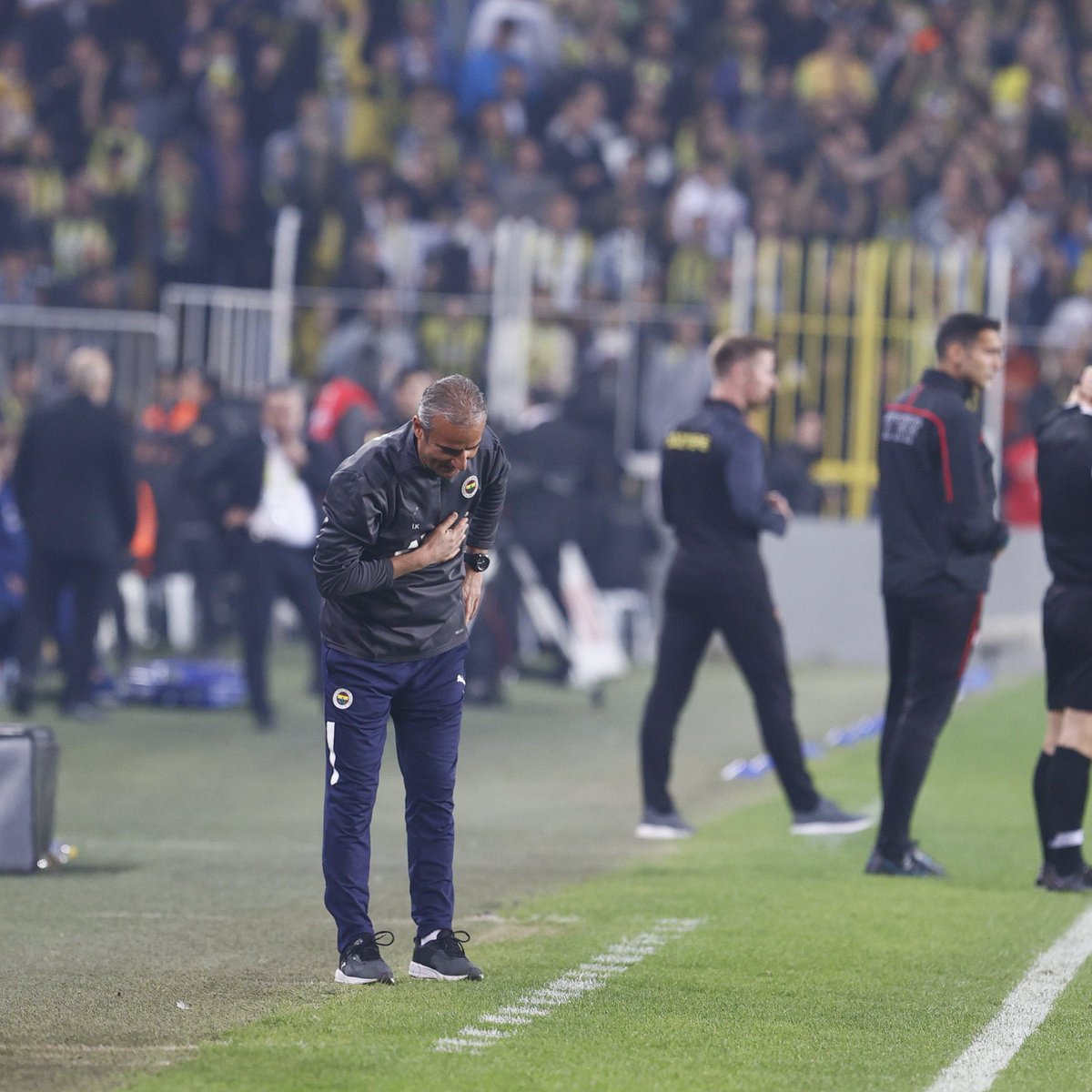 Fenerbahçe’yi takım yapan,
Camiayı birleştiren,
Taraftarların tribünleri doldurmasını sağlayan,
Bitmiş gözüyle bakılan sezona hedef koyan,
Ve bu akşam 40 bin kişi ismini haykırdığında gözleri dolan adam… 
Tebrikler İsmail Hoca👏🏻