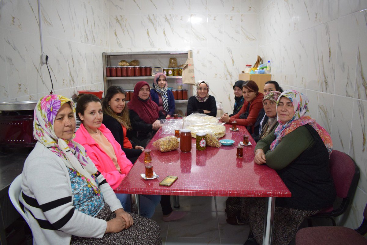 InhisarKaymakam's tweet photo. Kaymakamımız @EnurYmn S.S.Narinhisar Kadın Girişimi Üretim ve İşletme Kooperatifi’nde kadınlarımızla bir araya geldi. https://t.co/UNSaLXTloz