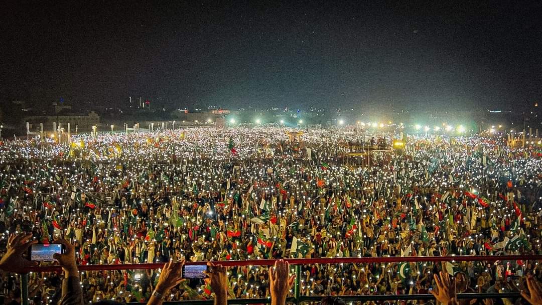 Raufroofi8's tweet photo. baaqion ka jalsa hota hai, Imran khan ka concert hota hai
#PTIJalsaKarachi https://t.co/VkCzJuPoVS