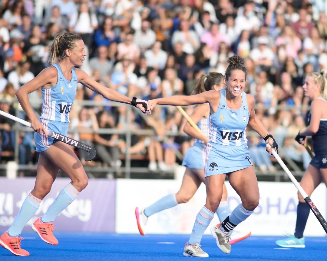 NocheEnPelotas's tweet photo. #Hockey | #LasLeonas vencieron 3-1 a #EstadosUnidos por una nueva fecha de la #FIHProLeague. Los goles fueron marcados por Valentina #CostaBiondi (2) y Rocío #SanchezMoccia. Fue el último partido de Belén #Succi, histórica arquera del seleccionado argentino
.
#NEP #NocheEnPelotas https://t.co/9zGBck8v4g