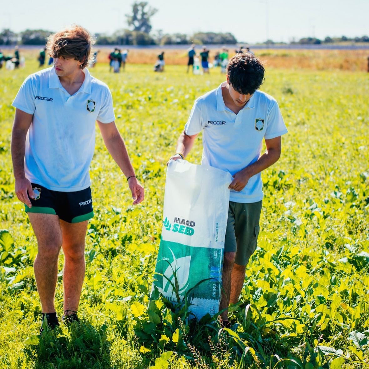 Haciendo el Club! 💚🖤👻
•
Hoy conocimos el nuevo predio #DonBenito y junto con los chicos de juveniles y pre juveniles hicimos un trabajo solidario en las futuras canchas de rugby que vamos a tener en el club 💪
•
#HaciendoElClub #AlClubLoHacemosEntreTodos
#SomosDuendes