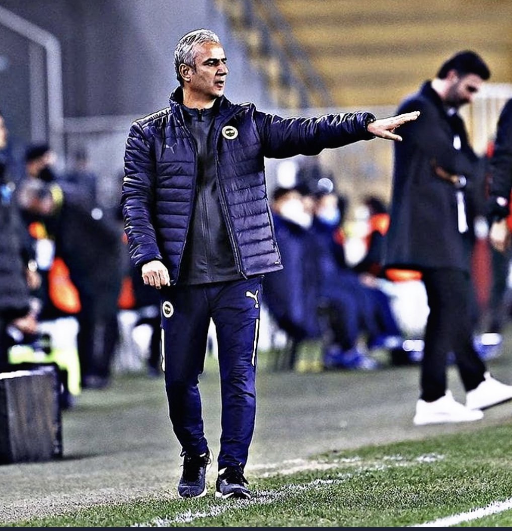 sekermurat's tweet photo. Fenerbahçe, Fenerbahçelilere emanet edilince “o ruh” geri gelir. Ve “o ruh”u hisseden, yaşamak isteyen onbinler stadı, milyonlar sokakları doldurur. Sıradan bir lig maçı bile “karnaval” olur. Seni kurda kuşa yedirtmeyeceğiz “Arap İsmail”. Fenerbahçeli çocuklara sözümüz var🙏💙💛 https://t.co/bXIPGynbaR