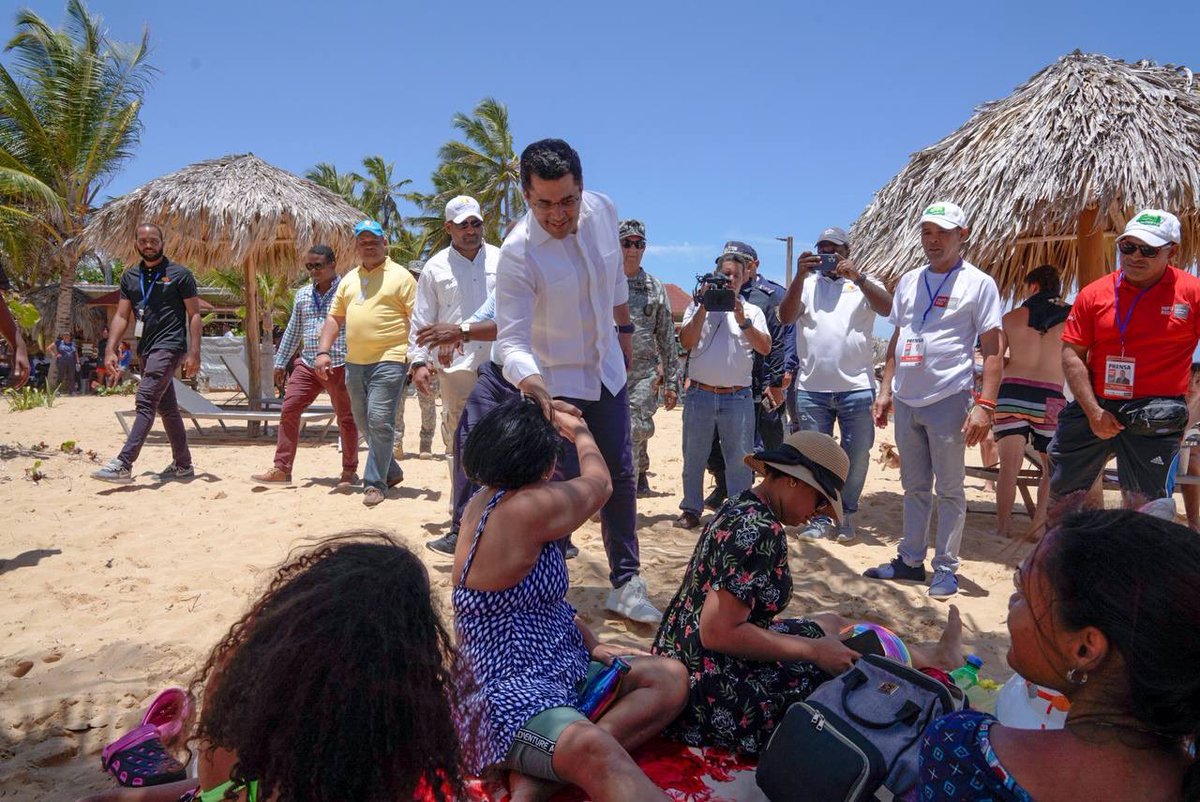DavidColladoM's tweet photo. Hoy estamos en Macao, Bávaro. Los turistas y ciudadanos dominicanos disfrutan de la playa en orden y armonía. Este proyecto lo entregamos hace unos meses y  ahora estamos trabajando la tercera etapa, con asfaltado de calle, adoquinado, aceras contenes y dos parqueos. https://t.co/f3d5LUu9Xf