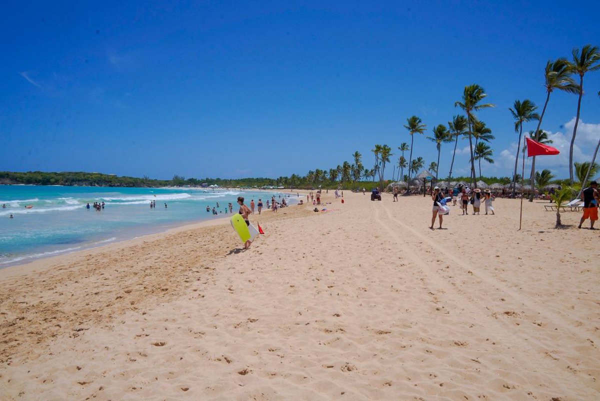 DavidColladoM's tweet photo. Hoy estamos en Macao, Bávaro. Los turistas y ciudadanos dominicanos disfrutan de la playa en orden y armonía. Este proyecto lo entregamos hace unos meses y  ahora estamos trabajando la tercera etapa, con asfaltado de calle, adoquinado, aceras contenes y dos parqueos. https://t.co/f3d5LUu9Xf